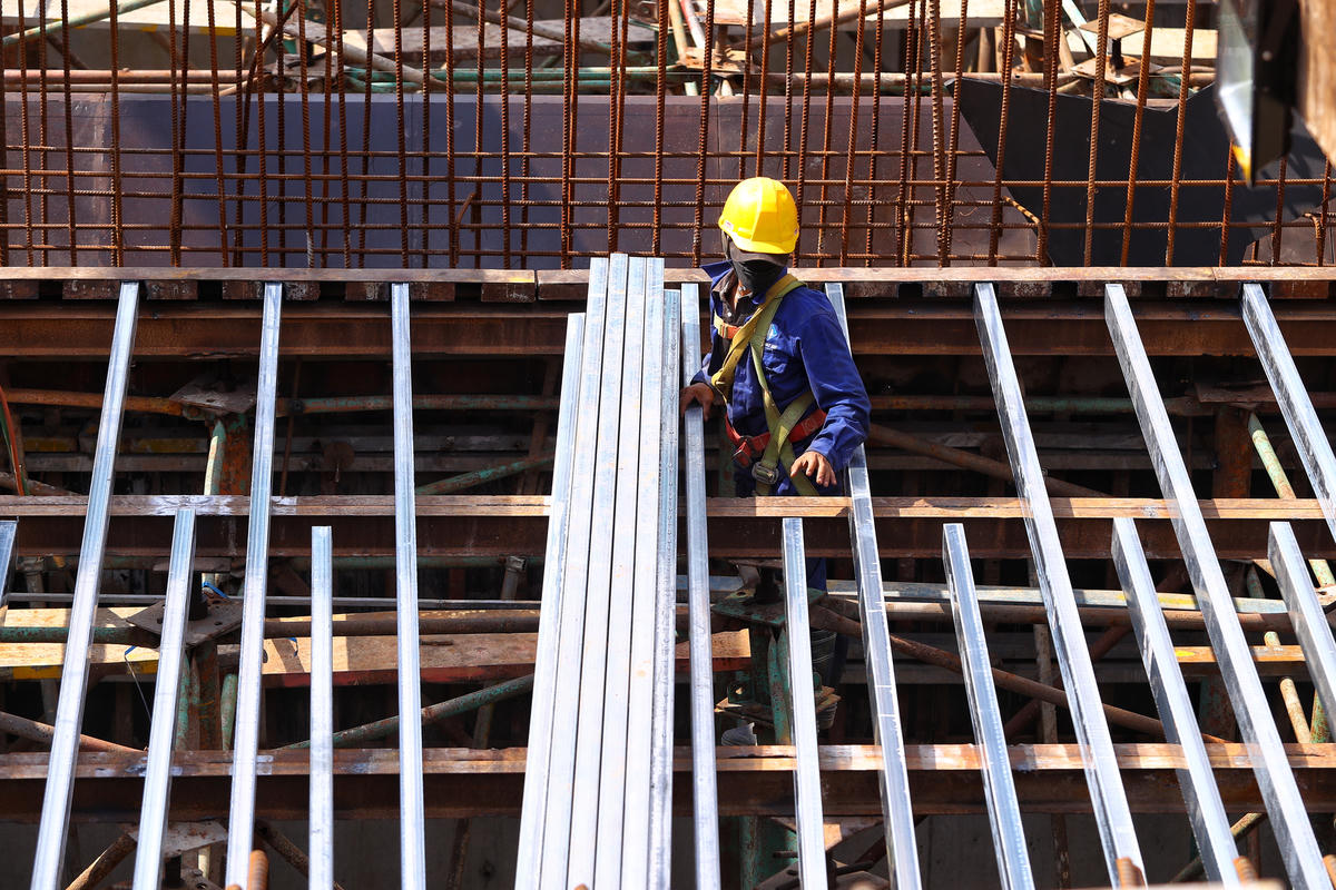 Trên công trường, hàng chục công nhân cùng các thiết bị máy móc đang tiến hành đẩy nhanh tiến độ dự án, do thời gian qua Hà Nội thường xuyên xảy ra mưa lớn.