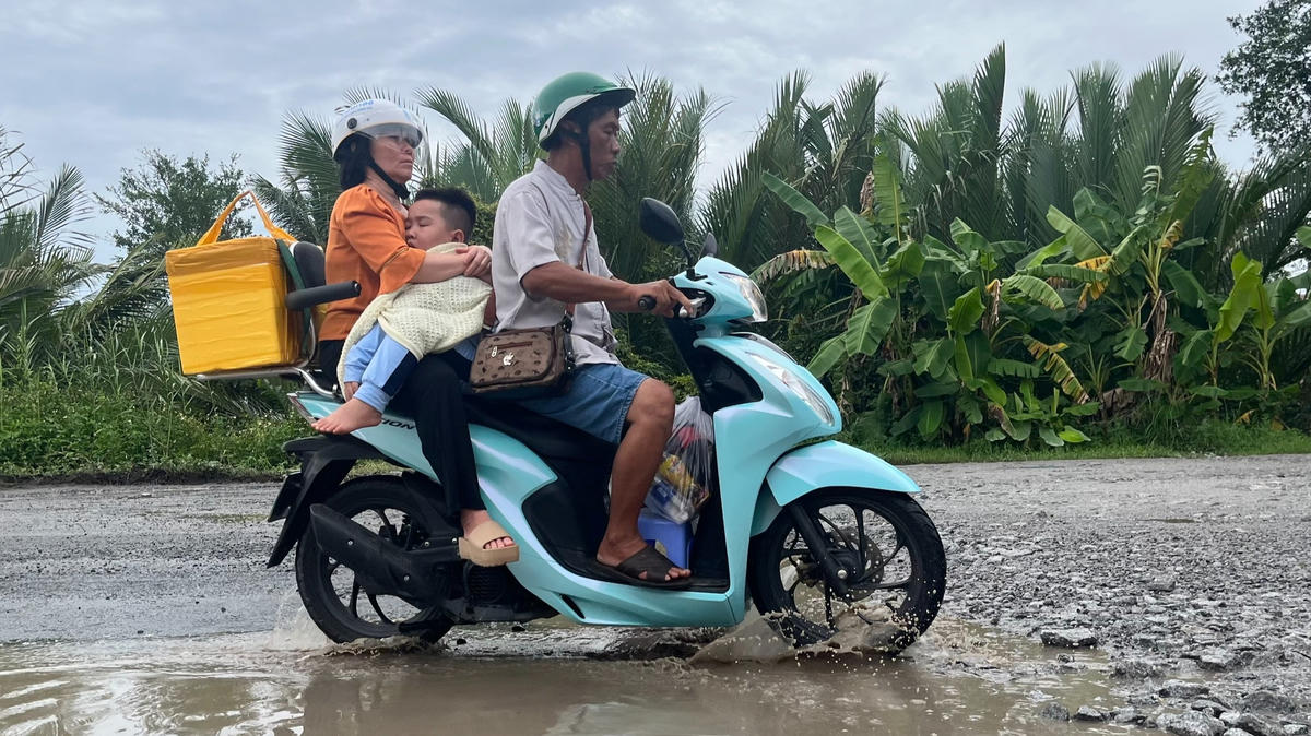 Theo ghi nhận của phóng viên, nhiều đoạn mặt đường “bong tróc, loang lổ như da beo”, đá dăm trồi lên.  (ảnh: Thanh Tiến)