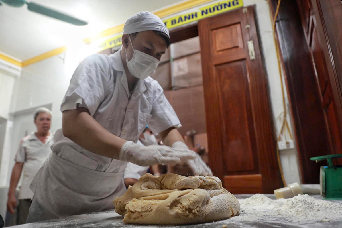 Sau khi hoàn thành việc trộn nhân, thợ làm bánh bắt đầu tiến hành nhào bột.