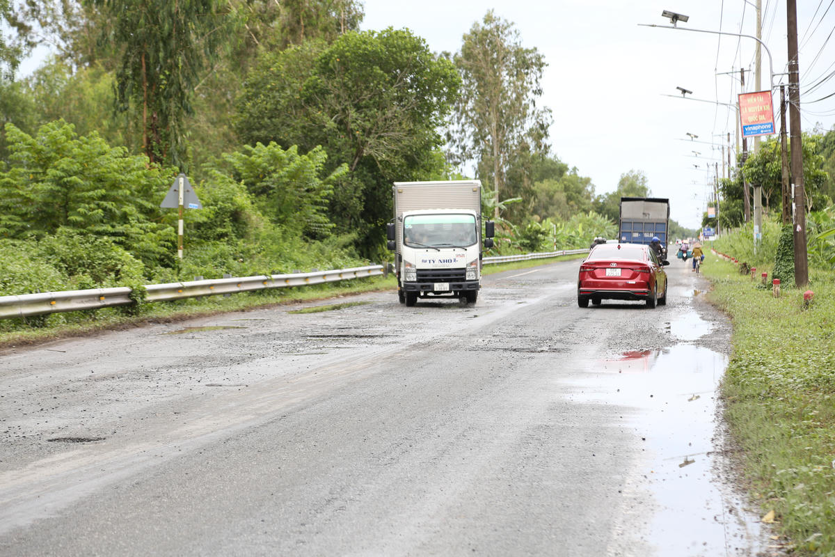 Trong khi đó, Bộ Xây dựng vừa có Văn bản số 9992/BXD-KHTC ngày 16/9/2025, gửi Đoàn Đại biểu Quốc hội tỉnh An Giang để trả lời kiến nghị của cử tri tỉnh An Giang gửi đến sau Kỳ họp thứ 9, Quốc hội khóa XV, trong đó có kiến nghị sớm nâng cấp, sửa chữa Quốc lộ 61.  (ảnh: Thanh Tiến)