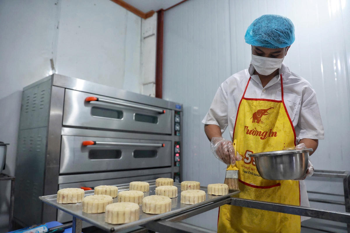 Trước khi đưa vào lò, bánh sẽ được phủ một lớp lòng đỏ trứng lên bề mặt để tạo độ thơm và màu bánh đẹp tự nhiên.