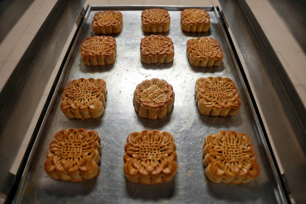 Sau khi những chiếc bánh Trung thu hoàn thành sẽ có màu vàng đẹp, hương thơm ngào ngạt.