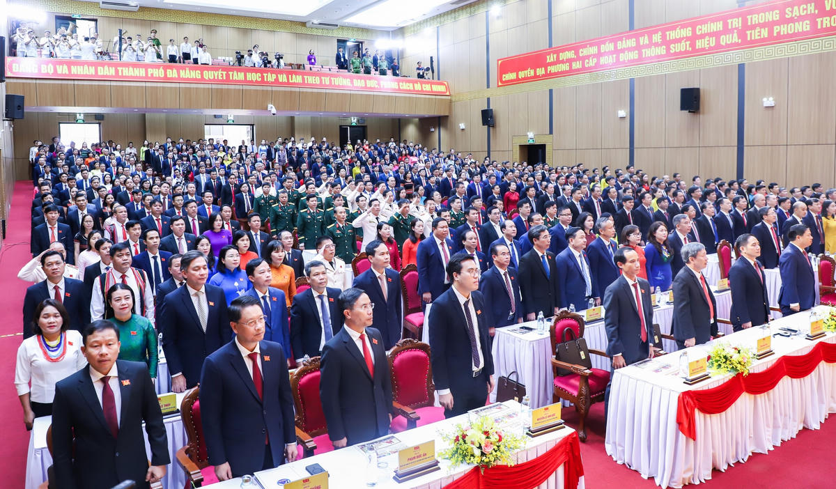 Các đại biểu thực hiện nghi thức chào cờ bế mạc đại hội. Ảnh: Nguyễn Tú.