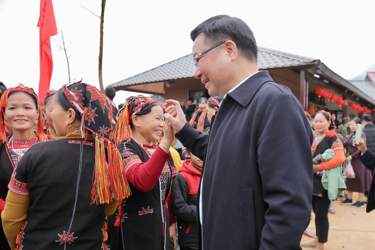 Ông Lê Mạnh Hùng, Bí thư Đảng uỷ, Chủ tịch HĐTV Petrovietnam thăm hỏi người dân thôn Làng Nủ