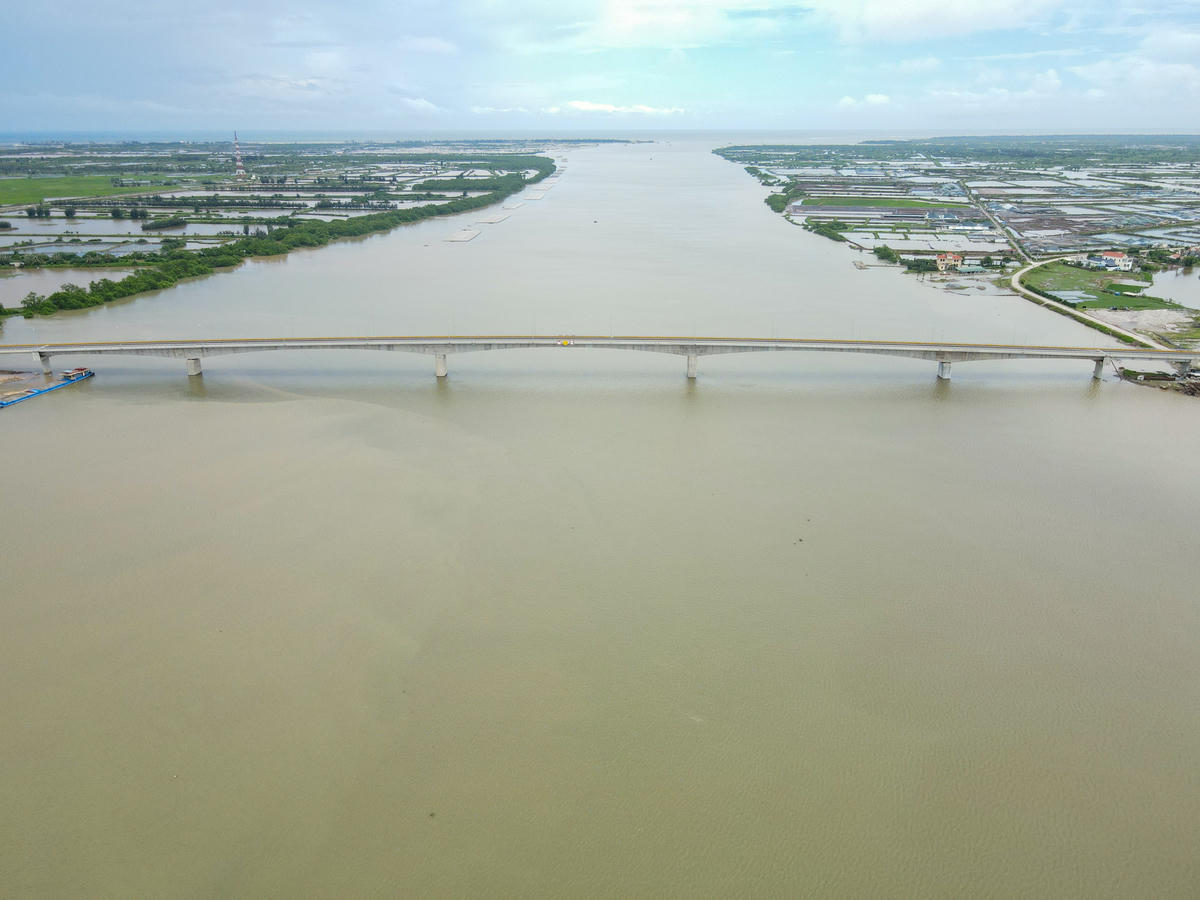 Theo người dân xã Giao Minh, suốt nhiều thế kỷ qua, khu vực cửa Ba Lạt, nơi sông Hồng đổ ra biển, chỉ có đò ngang phục vụ việc qua lại của người dân 2 bờ. Việc đi lại bằng đò vừa tiềm ẩn nhiều nguy hiểm, vừa không đáp ứng được nhu cầu phát triển kinh tế. Ảnh: Đình Minh