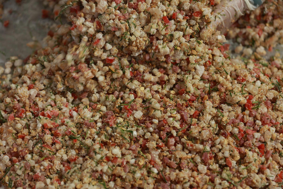 Từng nguyên liệu làm nhân bánh được lựa chọn tỉ mỉ rồi cân trọng lượng theo công thức để cho ra một chiếc bánh Trung thu ngon nhất, đồng đều nhất để bán cho khách hàng.