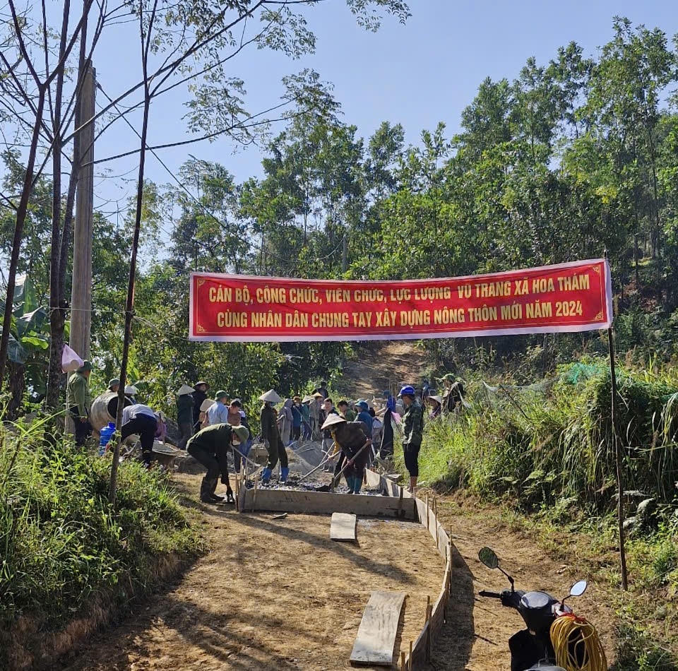  Bằng sự chung tay, đồng lòng của nhân dân, những con đường đất lầy lội đã thay áo mới bằng bê tông sạch đẹp. 