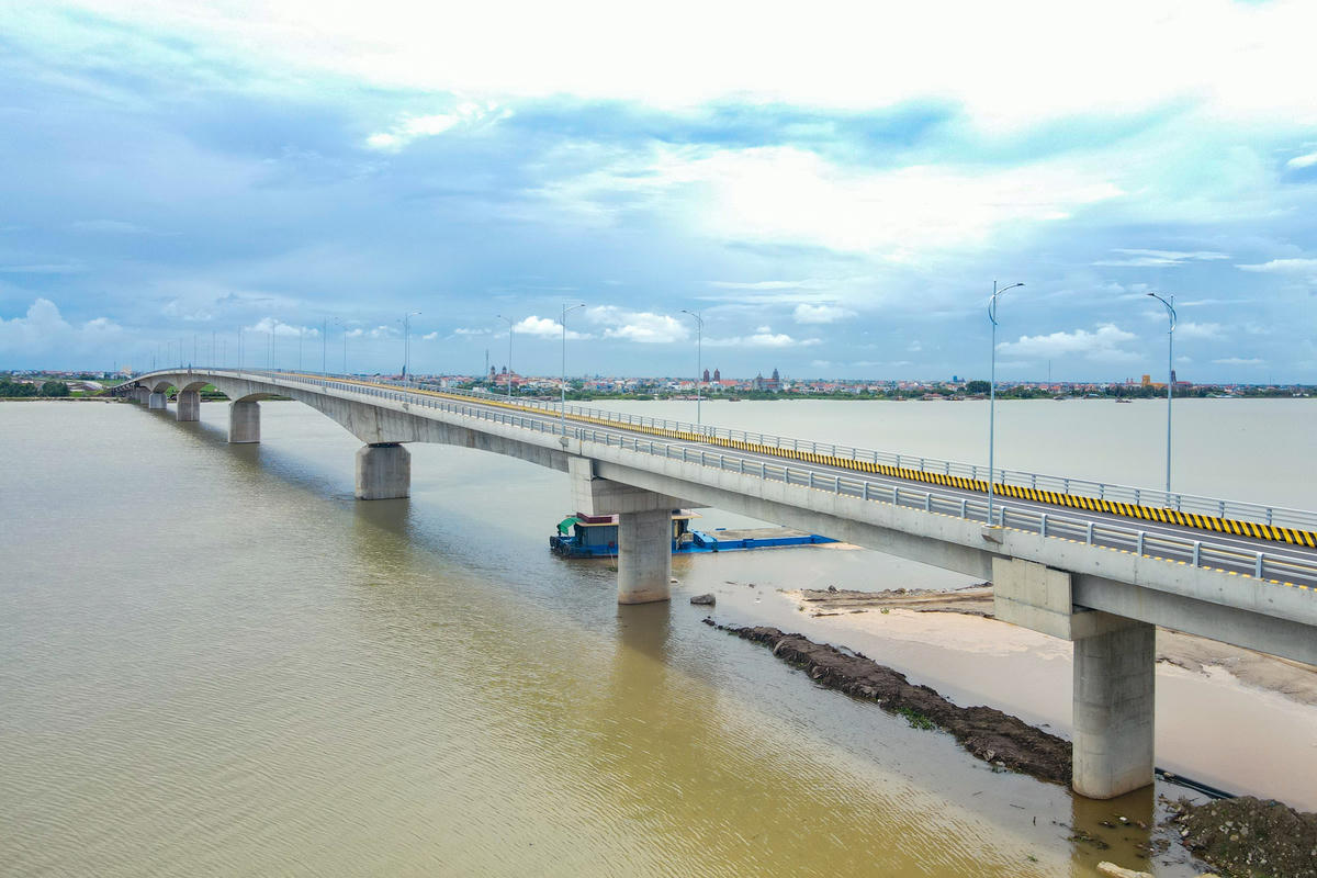 Cầu có chiều dài khoảng 1,4km, gồm 27 nhịp với với 4 làn xe, gồm 2 làn ô tô và 2 làn dành cho xe máy, xe thô sơ. Ảnh: Đình Minh     