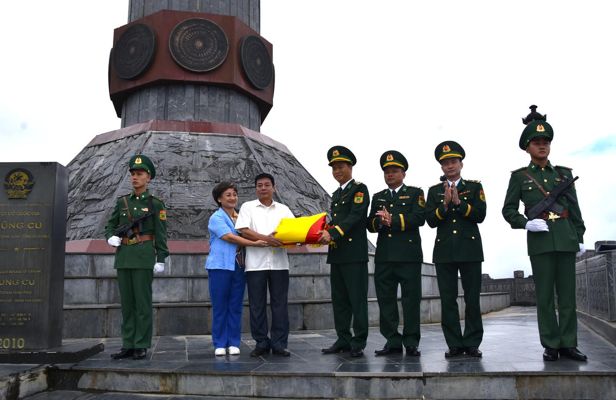 Ban Tổ chức trao tặng Đồn Biên phòng Lũng Cú lá Quốc kỳ rộng 54m2