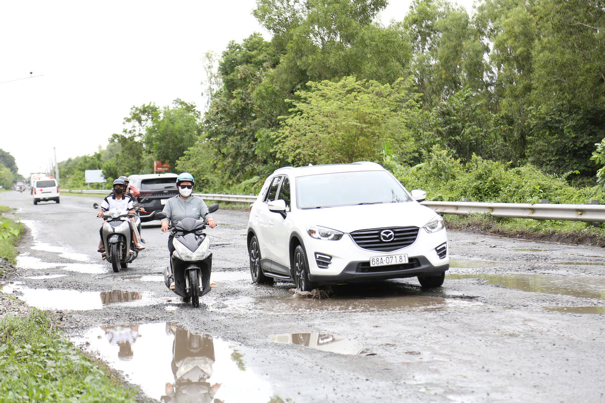 Liên quen đến vấn đề này, trả lời chất vấn của Đại biểu HĐND tại phiên họp HĐND tỉnh An Giang vào chiều 29/7, ông Lê Việt Bắc - Giám đốc Sở Xây dựng tỉnh An Giang cho biết, Quốc Lộ 61 trước đây do Ban Quản lý dự án Đường Hồ Chí Minh làm chủ đầu tư và đưa vào khai thác từ năm 2016. Đường chỉ được cán đá láng nhựa nên tuổi thọ ngắn hơn so với thảm nhựa và thường dễ hư hỏng trong mùa mưa.  (ảnh: Thanh Tiến)