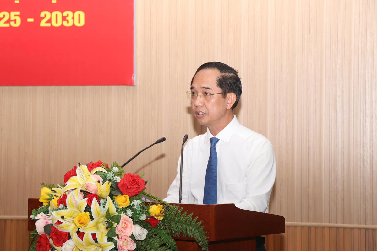 Tân Phó Bí thư Tỉnh ủy Cà Mau Hồ Thanh Thủy phát biểu nhận nhiệm vụ mới. Ảnh: Nguyên Du