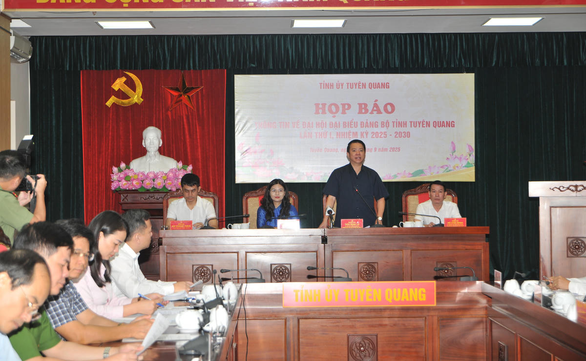 Quang cảnh buổi họp báo. Ảnh: X.T.