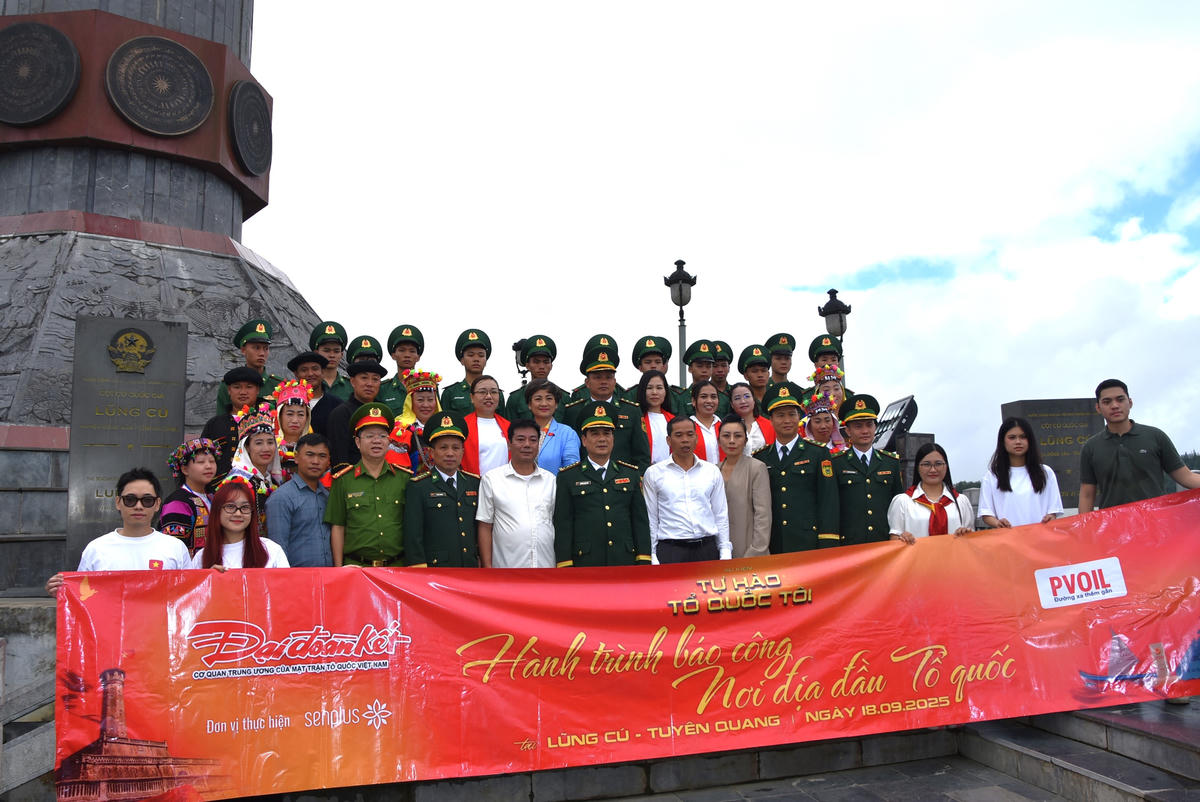 Chương trình “Tự hào Tổ quốc tôi” tại xã Lũng Cú (Tuyên Quang) do Báo Đại đoàn kết phối hợp với Công ty Cổ phần Sen Cộng tổ chức nằm trong chuỗi các hoạt động “Hành trình báo công” nơi địa đầu Tổ quốc.