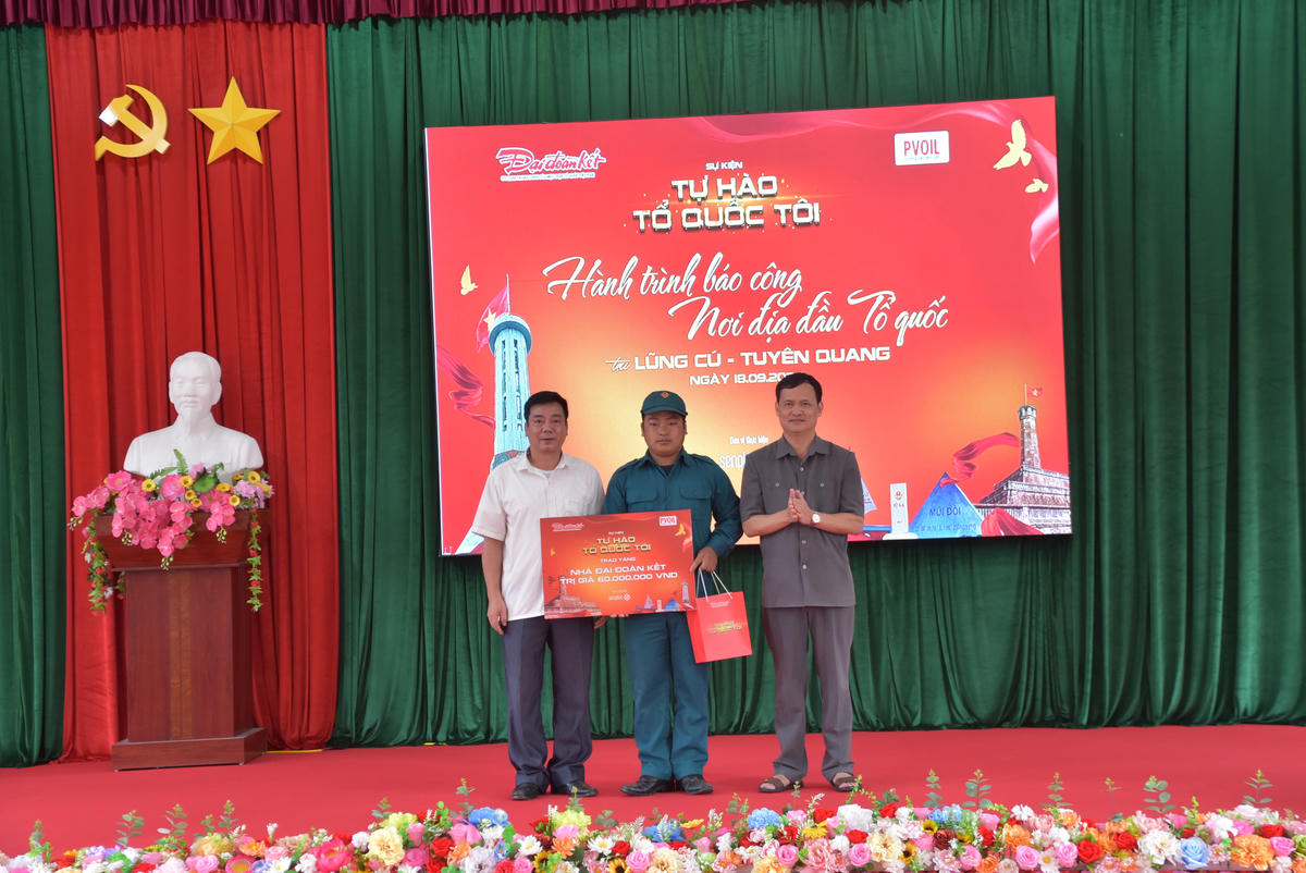 Ông Vũ Tiến Cường - Chánh Văn phòng Báo Đại đoàn kết cùng ông Triệu Tài Phong, Phó Chủ tịch Ủy ban MTTQ Việt Nam tỉnh, Chủ tịch Liên đoàn lao động tỉnh Tuyên Quang trao hỗ trợ một nhà Đại đoàn kết trị giá 60 triệu đồng cho cán bộ biên phòng có hoàn cảnh khó khăn.