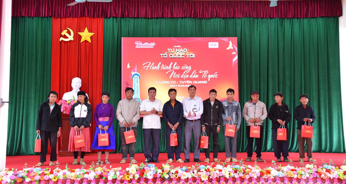 Đại diện Báo Đại đoàn kết cùng đại diện chính quyền xã Lũng Cú trao quà cho các hộ gia đình có hoàn cảnh khó khăn.