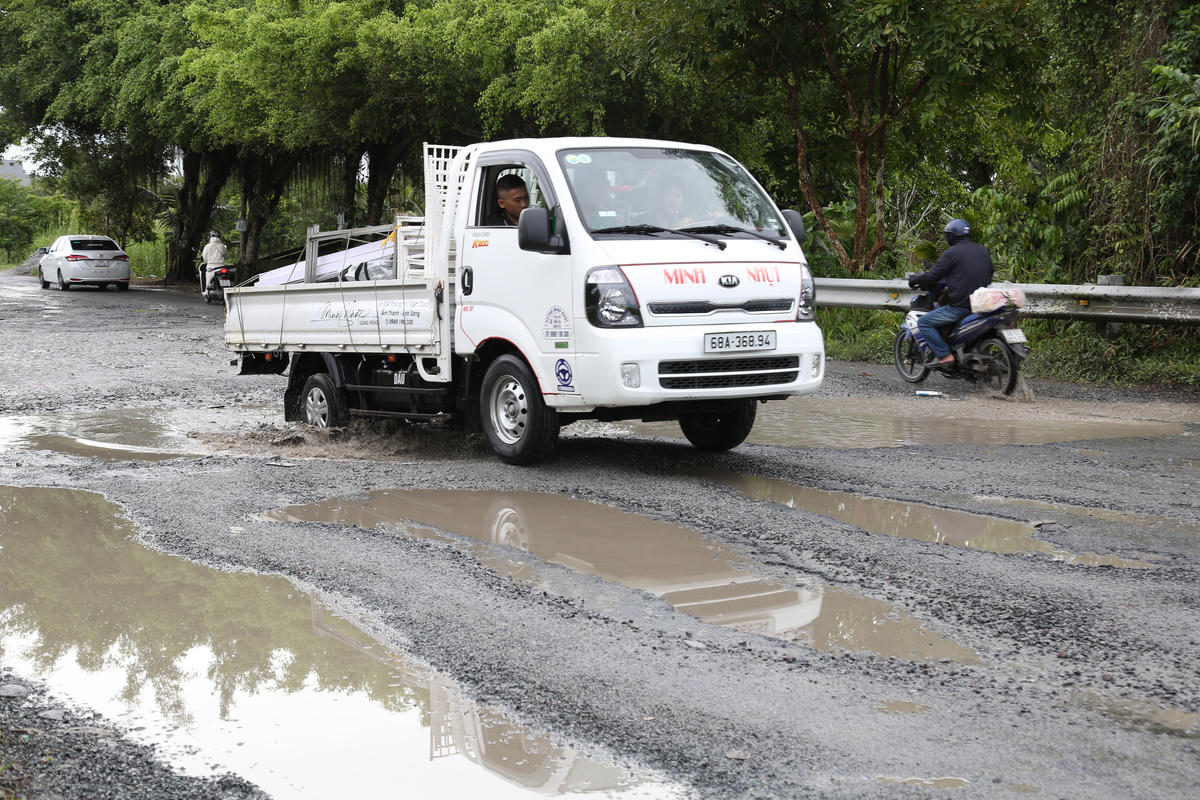 “Người dân và doanh nghiệp tại khu vực phản ánh nhiều vụ tai nạn và hư hỏng phương tiện làm ảnh hưởng đến sinh hoạt của người dân và phát triển kinh tế của địa phương”, ông Ngô Thanh Hùng thông tin.  (ảnh: Thanh Tiến)