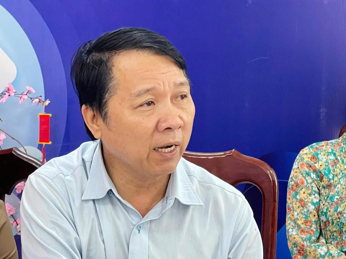 Ông Nguyễn Đăng Giáp, Giám đốc Bệnh viện đa khoa vùng Tây Nguyên trả lời các cơ quan báo chí. Ảnh:CN.