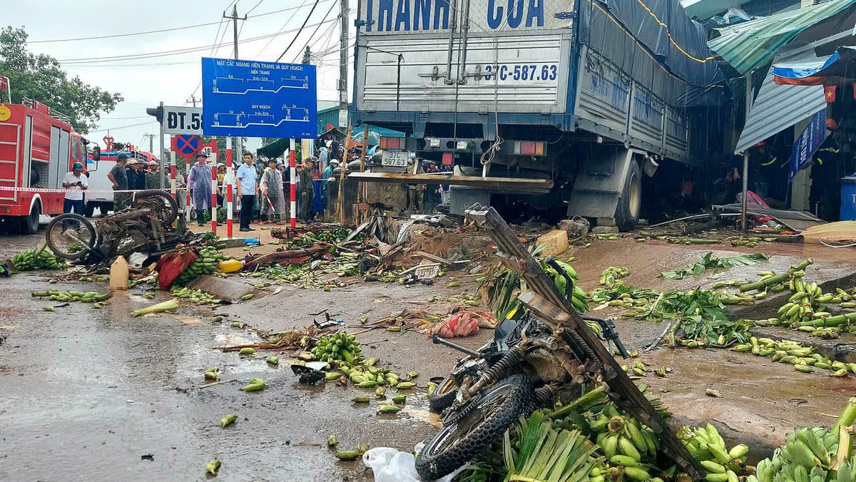 Thông tin từ lãnh đạo Công an xã Lao Bảo cho hay, vụ tai nạn khiến nhiều người dân cùng phương tiện bị cuốn vào gầm xe tải. Ảnh: ĐN.