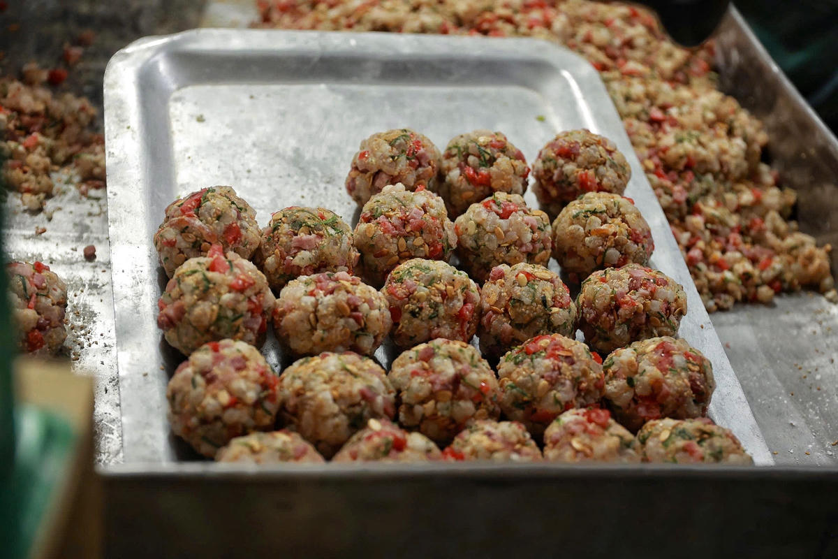 Quy trình làm bánh Trung Thu hút khách ở làng Xuân Đỉnh mỗi dịp Tết Trung thu