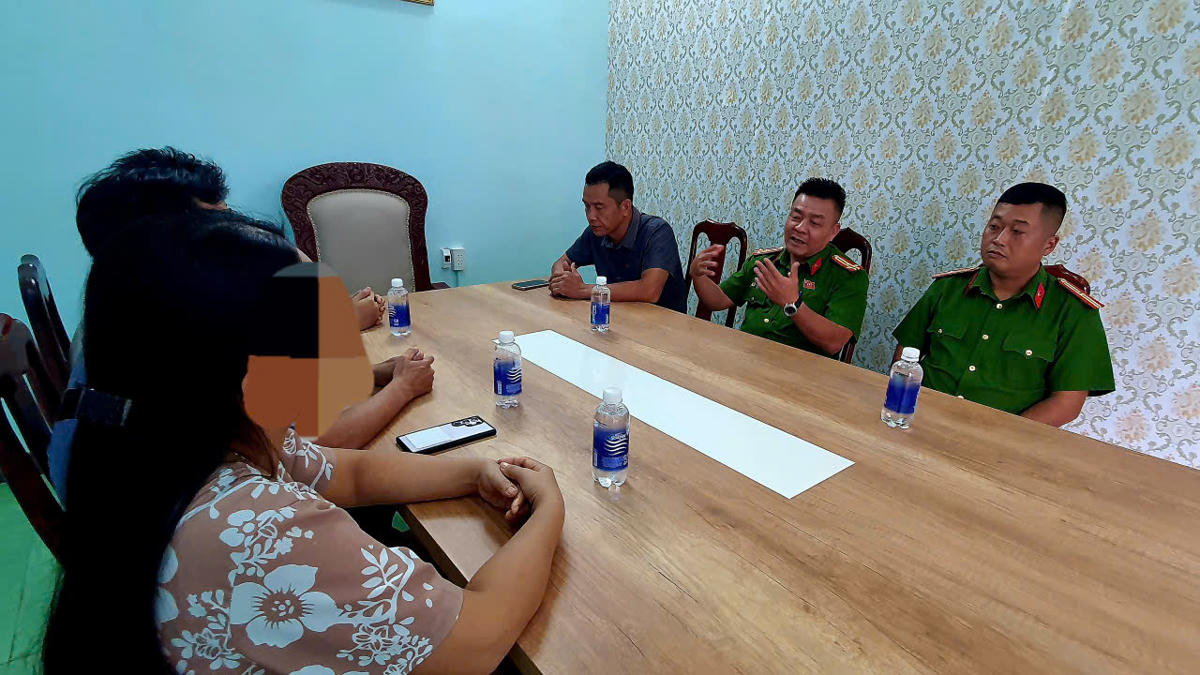 Thượng tá Nguyễn Công Hòa – Trưởng Công an phường Tân An vận động gia đình giữ bình tĩnh, phối hợp điều tra và tuyệt đối không chuyển tiền theo yêu cầu của đối tượng lừa đảo. Ảnh:SĐ.