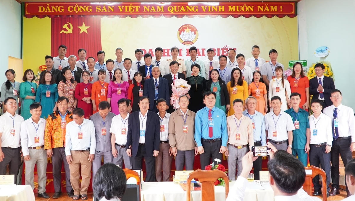 Uỷ ban MTTQ Việt Nam xã Thuận Hạnh khóa I, nhiệm kỳ 2025 -2023 ra mắt Đại hội và chụp hình lưu niệm vơi các lãnh đạo. (Ảnh H.H)