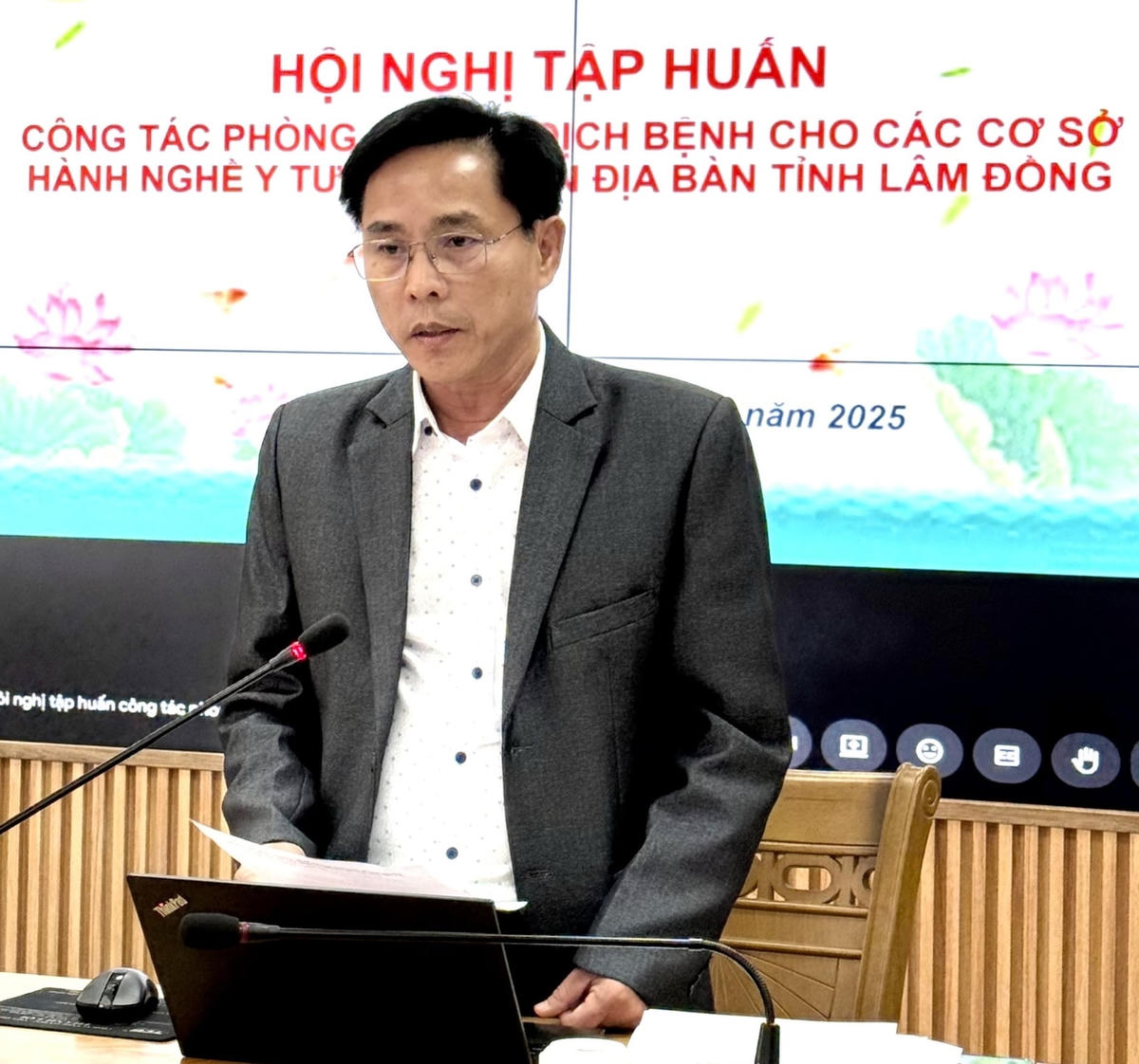 
Bác sĩ Chuyên khoa II Lê Văn Hồng, Phó Giám đốc Sở Y tế tỉnh Lâm Đồng phát biểu tại Hội nghị. (ảnh A.N)
