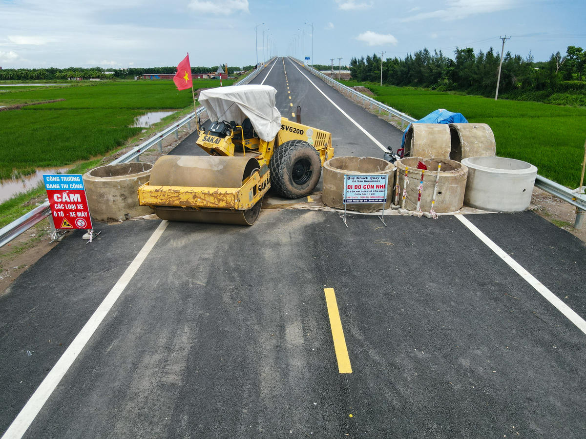 Theo ghi nhận của PV Báo Đại đoàn kết ngày 17/9, tại 2 bên đầu cầu, hiện đang đặt biển cấm các phương tiện qua lại. Ảnh: Đình Minh