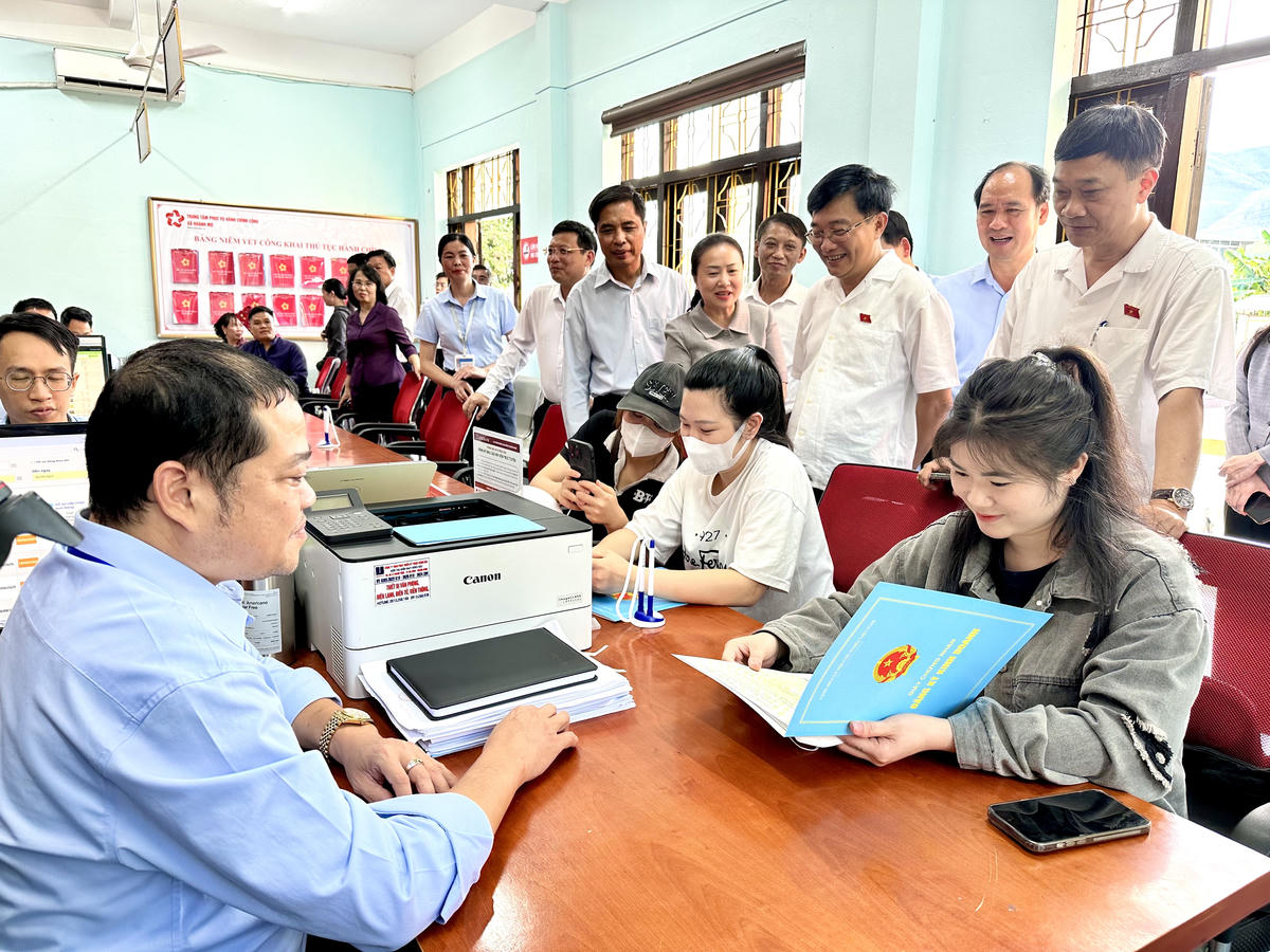 Phó Chủ tịch Quốc hội Vũ Hồng Thanh cùng đoàn công tác của Ủy ban Thường vụ Quốc hội kiểm tra tại Trung tâm Phục vụ Hành chính công xã Hoành Mô. Ảnh: Ngọc Anh.