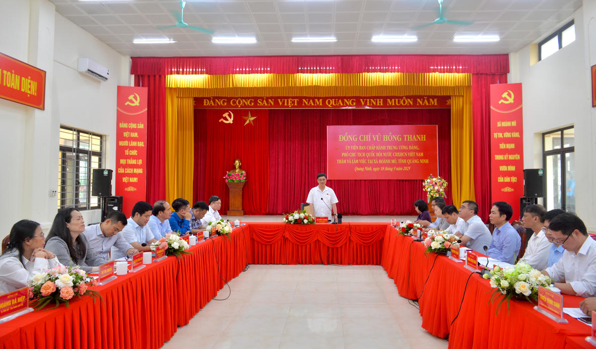 Phó Chủ tịch Quốc hội Vũ Hồng Thanh phát biểu tại buổi làm việc với Đảng ủy xã Hoành Mô. Ảnh: Ngọc Anh.