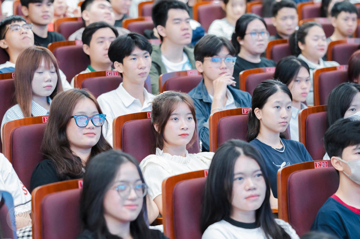 Tân sinh viên Trường ĐH Công thương TPHCM tham gia Tuần sinh hoạt Công dân – Sinh viên năm học 2025-2026. Ảnh: HUIT