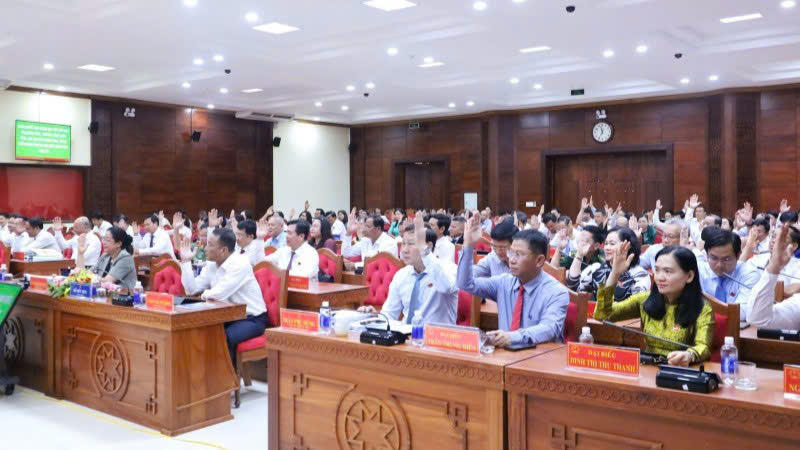 Các đại biểu Hội đồng nhân dân tỉnh Đắk Lắk biểu quyết thông qua Nghị quyết kỳ họp. Ảnh: MH.