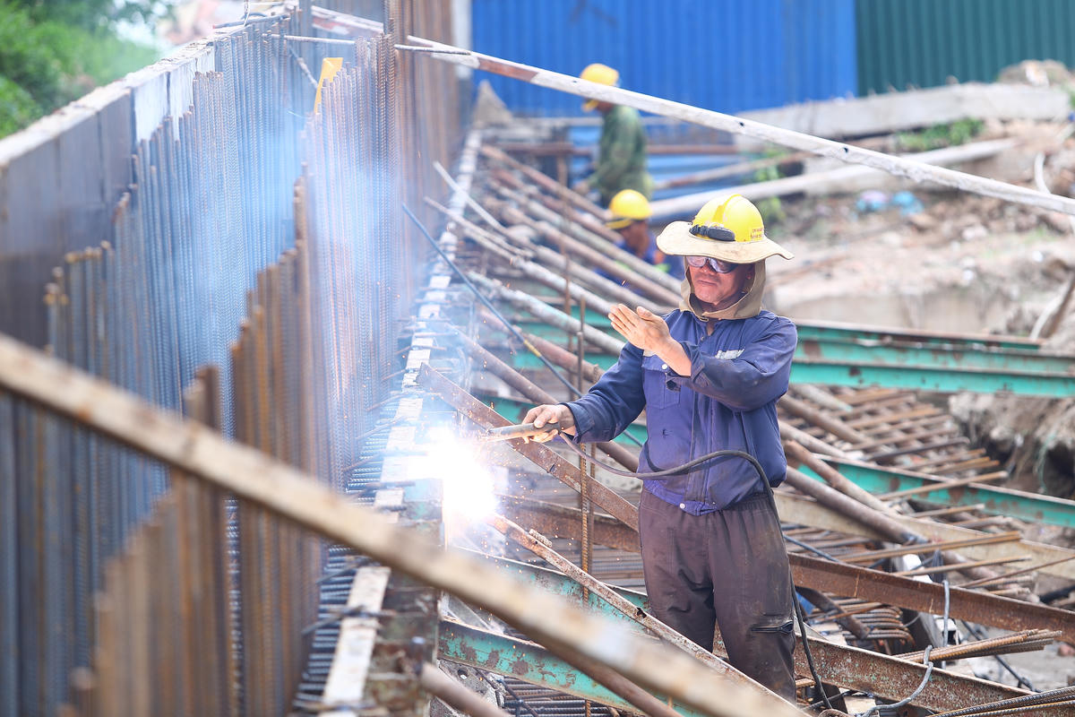 Công nhân đang tiến hành thi công hạng mục tường chắn.