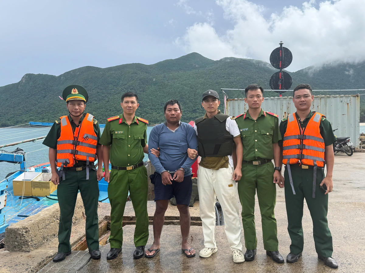 Lực lượng chức năng bàn giao đối tượng Trần Văn Phúc cho Cơ quan Cảnh sát điều tra Công an tỉnh Gia Lai theo quy định. Ảnh: Hồng Phúc.