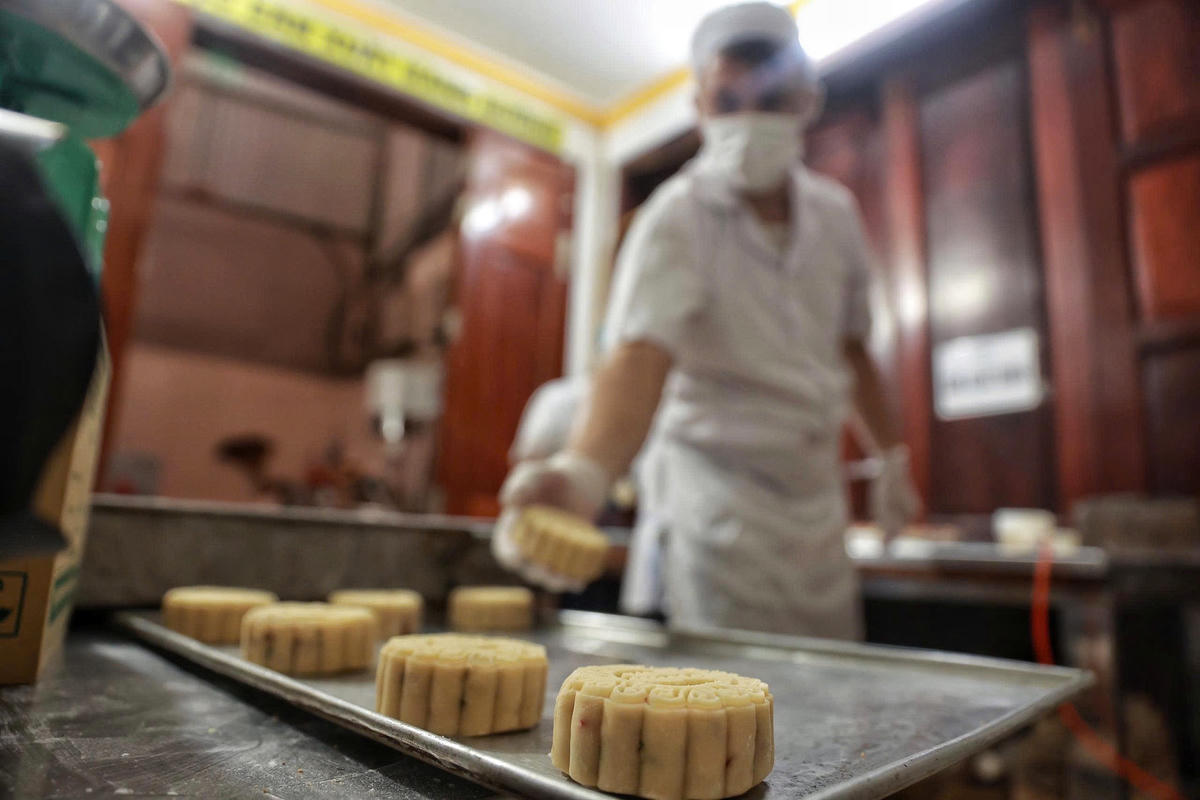 Sau khi hoàn thành những công đoạn trên, từng chiếc bánh Trung thu đã bắt đầu thành hình.