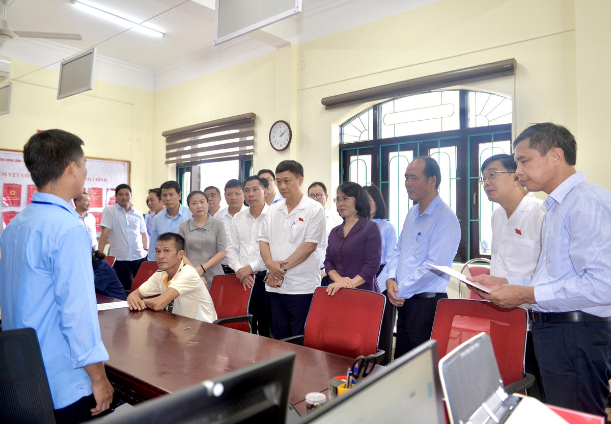 Phó Chủ tịch Quốc hội Vũ Hồng Thanh cùng đoàn công tác của Ủy ban Thường vụ Quốc hội kiểm tra tại Trung tâm Phục vụ Hành chính công xã Lục Hồn. Ảnh: Ngọc Anh.