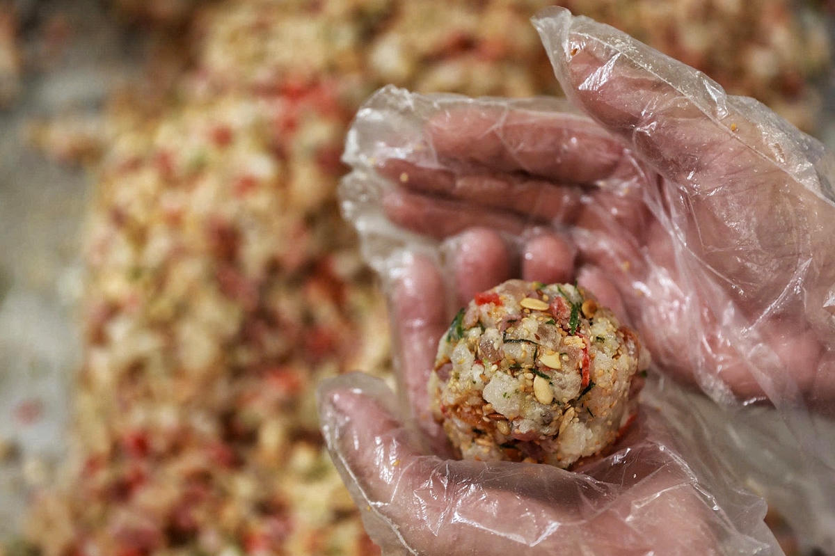 Sau khi trộn xong các nguyên liệu với nhau, nhân bánh sẽ được vo tròn, tùy vào mỗi chiếc bánh lớn nhỏ sẽ có lượng nhân quy định.