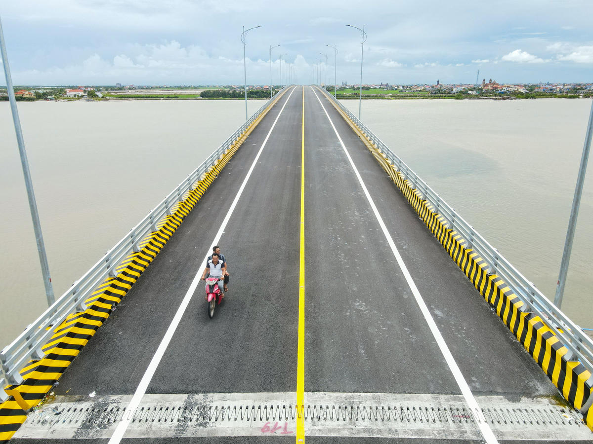 Tuy vậy, phía trên cầu, nhiều xe máy vẫn lưu thông, tiềm ẩn nguy cơ mất an toàn. Ảnh: Đình Minh