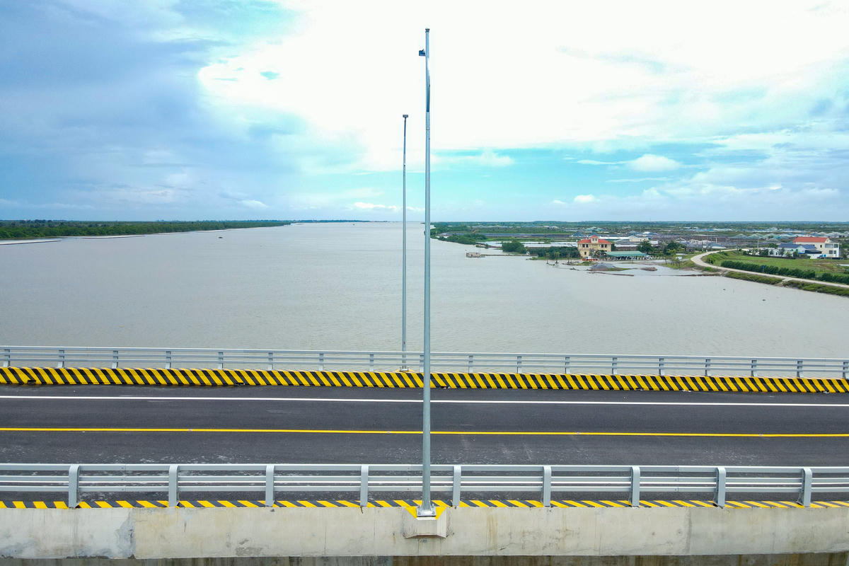 Hiện tại, toàn bộ phần mặt cầu đều đã được trải nhựa asphalt, 2 bên cầu được lắp lan can và bóng đèn. Ảnh: Đình Minh