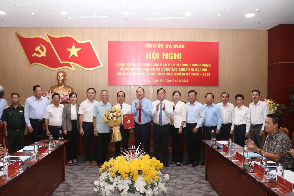 Bí thư Tỉnh ủy Cà Mau Nguyễn Hồ Hải trao Quyết định của Ban bí thư Trung ương Đảng và tặng hoa chúc mừng tân Phó bí thư Tỉnh ủy Cà Mau Hồ Thanh Thủy. Ảnh: Nguyên Du