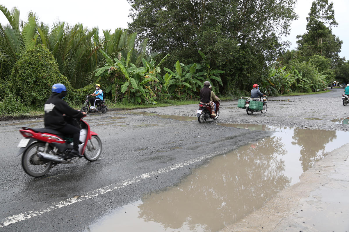 “Từ tháng 10/2024, lúc đó còn là Sở Giao thông Vận tải chúng tôi đã phát hiện đường bắt đầu hư. Sở Giao thông Vận tải tham mưu cho UBND tỉnh trình Bộ Giao thông Vận tải và Ban Quản lý dự án Đường Hồ Chí Minh đề nghị nâng cấp sửa chữa đoạn 13km hư hỏng nhưng vẫn chưa được. Sau đó, nhiều lần làm việc, Sở đề nghị vẫn chưa được. Gần đây nhất là 6/2025, Sở Xây dựng đã khảo sát khảo và đề xuất tham mưu cho UBND tỉnh Kiên Giang (lúc đó) đề xuất Bộ Xây dựng và Ban Quản lý dự án Đường Hồ Chí Minh sửa chữa nâng cấp 13km này. Tuy nhiên, do nguồn vốn hạn hẹp, Bộ Xây dựng chưa có bố trí vốn. Vừa rồi, Bộ Xây dựng đã phân công cho cục Đường Bộ Việt Nam khảo sát vào đầu tháng 7. Dự kiến Cục Đường bộ Việt Nam sẽ sửa chữa định kỳ trong năm 2025 với số vốn khoảng 5 tỷ đồng. Và đề xuất Bộ Xây dựng sửa chữa lớn vào 2026 khoảng 50 tỷ đồng”, ông Lê Việt Bắc trả lời chất vấn của Đại biểu HĐND vào ngày 29/7.  (ảnh: Thanh Tiến)