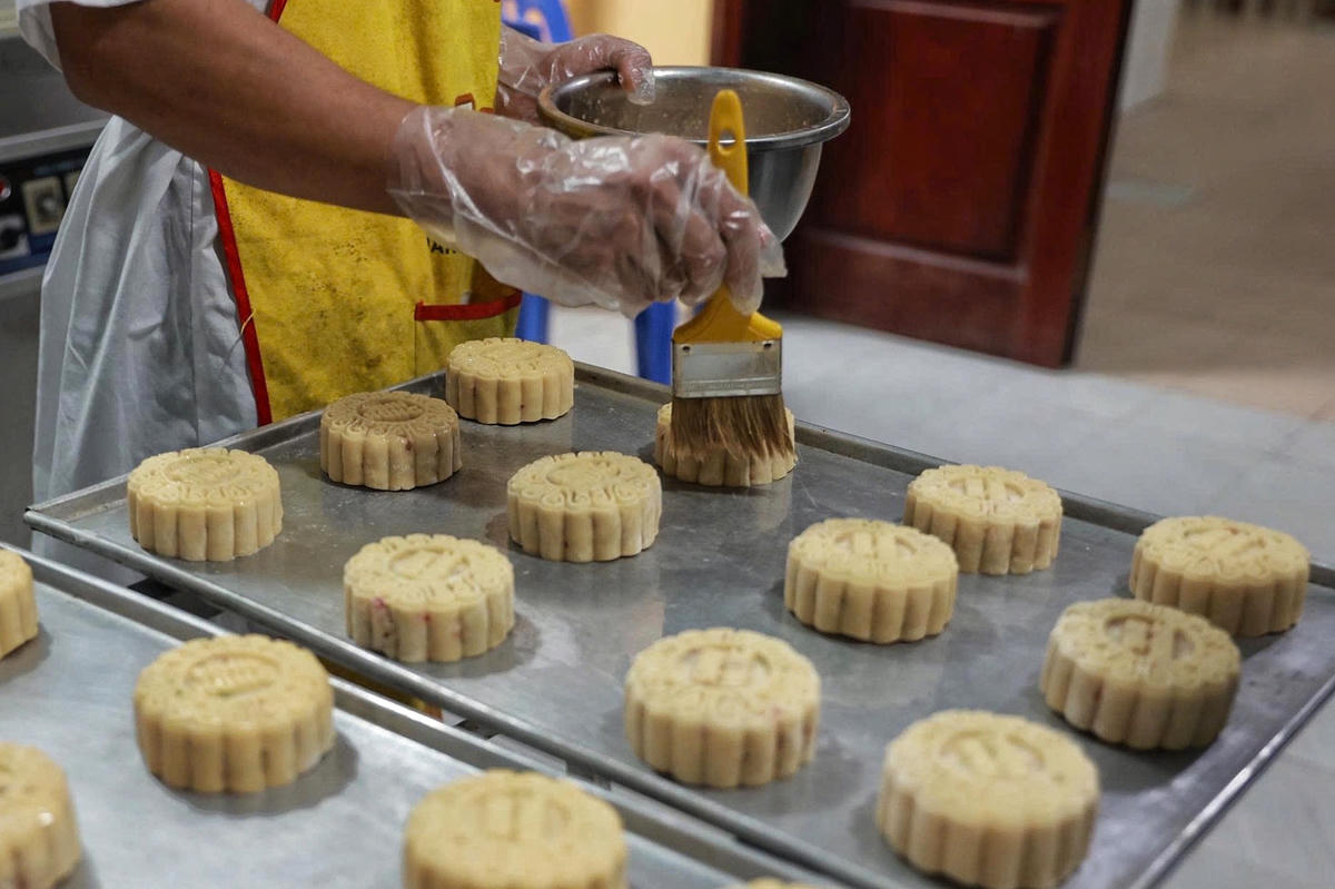 Quy trình làm bánh Trung Thu hút khách ở làng Xuân Đỉnh mỗi dịp Tết Trung thu