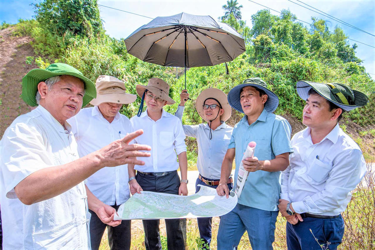 Các nhà đầu tư khảo sát khảo thực tế, tìm cơ hội đầu tư tại xã Hiệp Đức. Ảnh: CV.