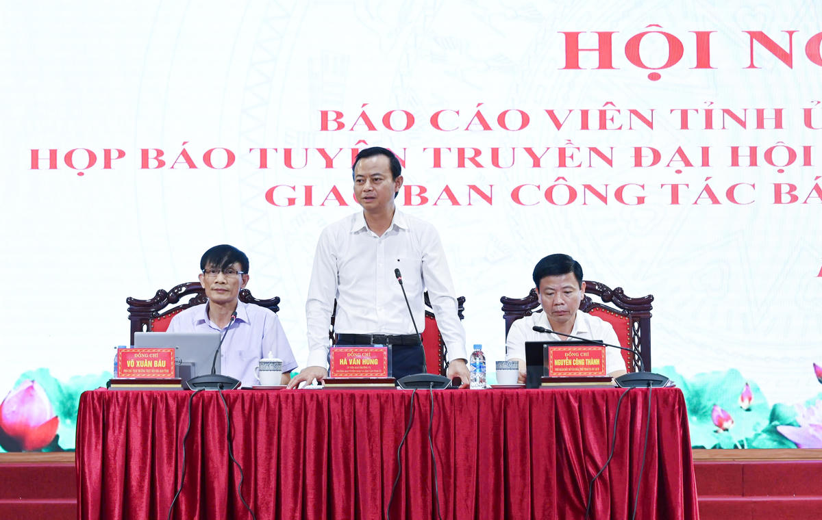 Trưởng ban Tuyên giáo và Dân vận Tỉnh ủy Hà Văn Hùng, Phó Giám đốc Sở VH-TT&DL Nguyễn Công Thành và Phó Chủ tịch Thường trực Hội Nhà báo tỉnh Võ Xuân Báu chủ trì hội nghị. Ảnh: Cẩm Kỳ