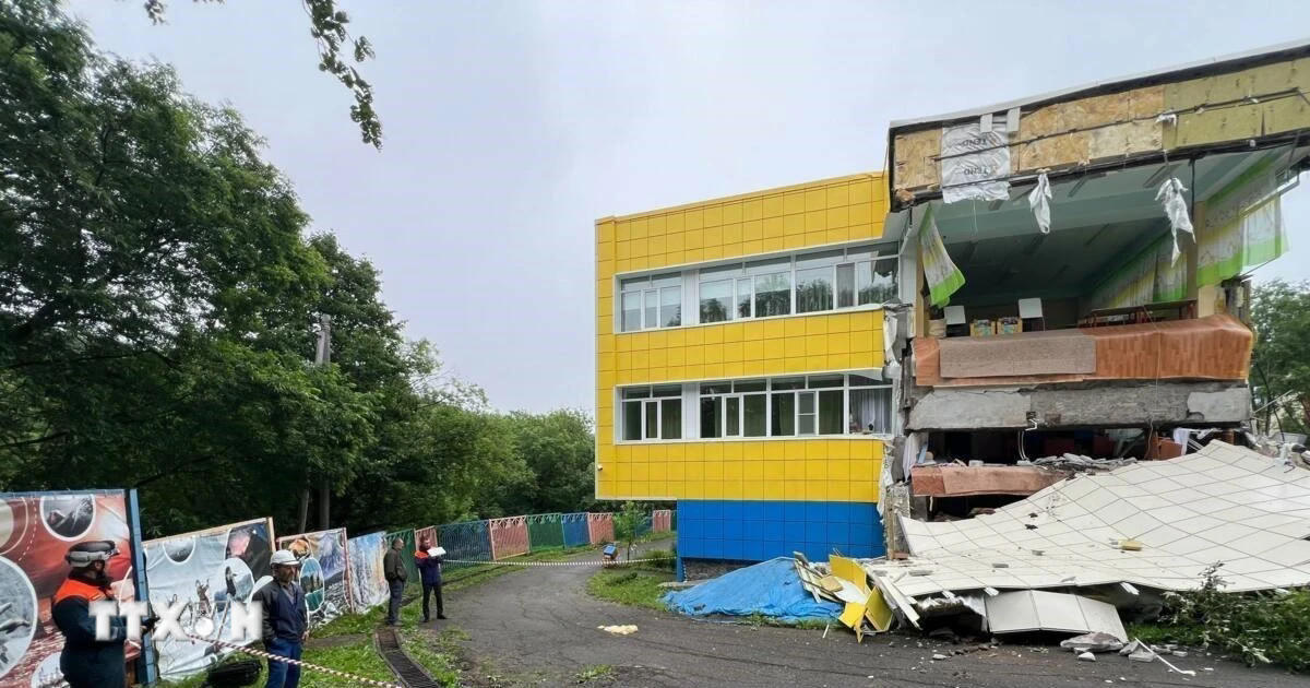 Một nhà trẻ bị hư hại sau trận động đất ở Petropavlovsk-Kamchatka, Nga, ngày 30/7/2025. (Ảnh: THX/TTXVN).