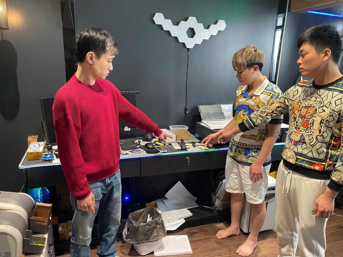 Các đối tượng trong đường dây sản xuất giấy tờ giả tại thời điểm bị bắt giữ. Ảnh: H.N.