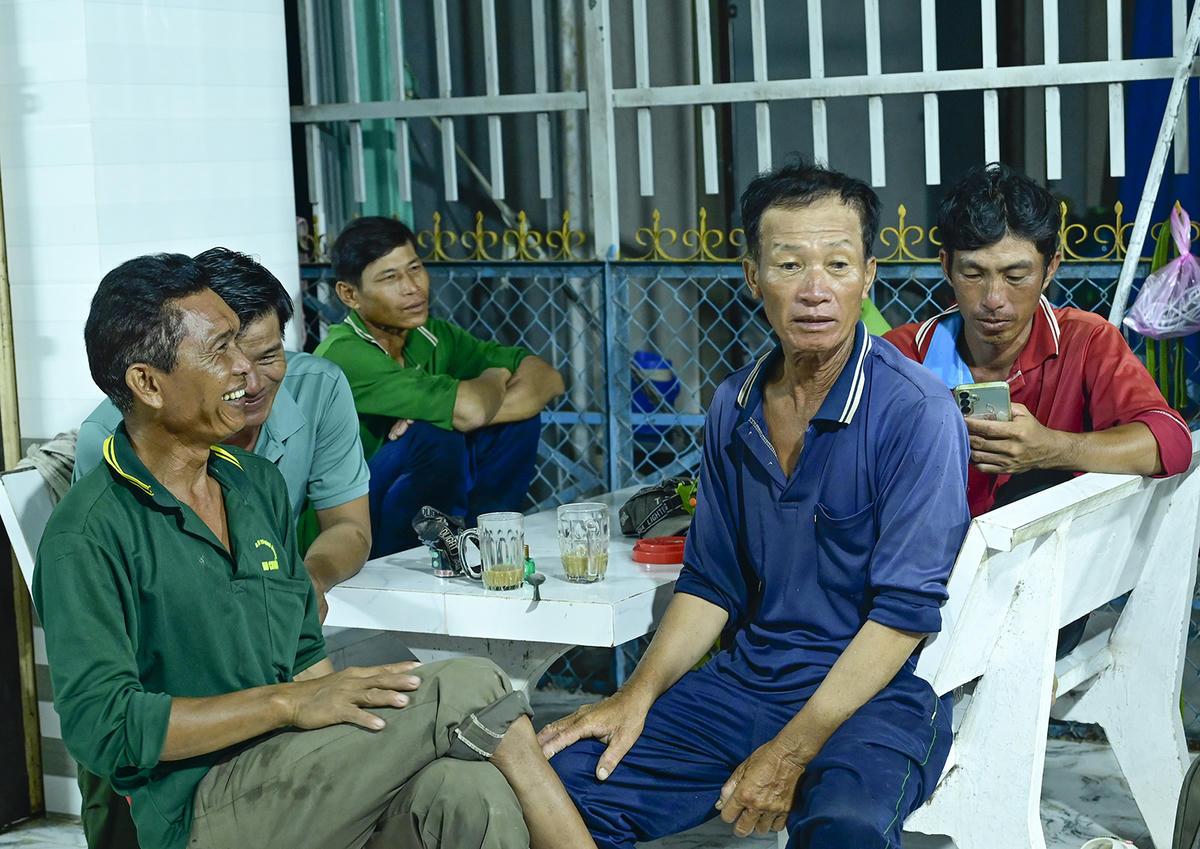 Dù đã “nạp năng lượng” nhưng vẻ mặt của dân làm nghề lưới xuyên đêm vẫn lộ rõ sự mệt mỏi. Ảnh Nguyễn Minh 