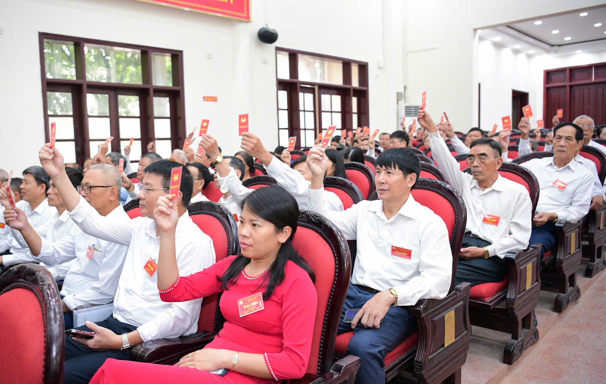 Các đại biểu biểu quyết thông qua nghị quyết Đại hội. Ảnh: Trường Giang