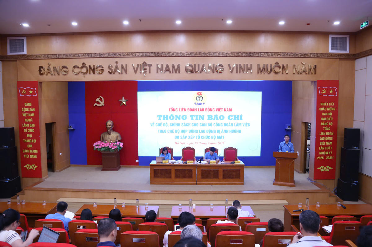 Quang cảnh buổi họp báo. Ảnh: N. P