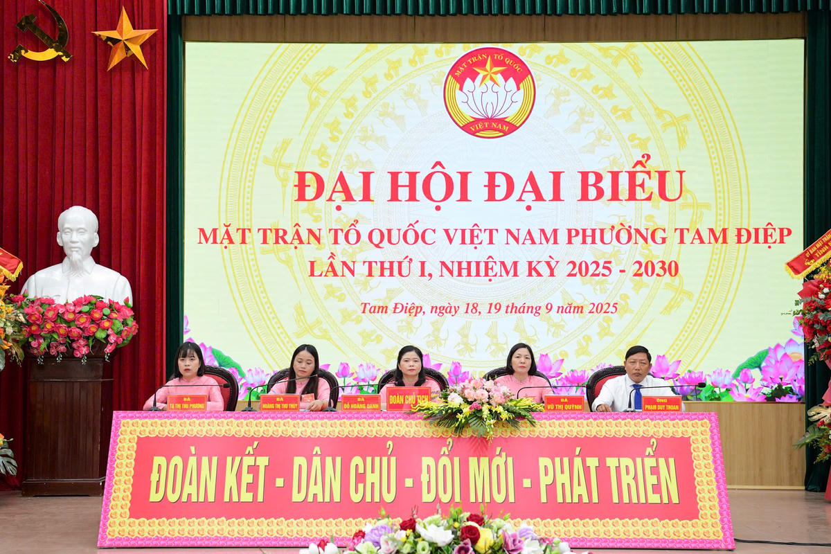 Đoàn Chủ tịch điều hành đại hội. Ảnh: Trường Giang