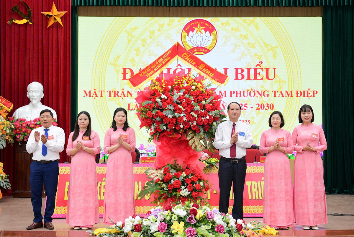 Ông Mai Văn Tuất - Phó Bí thư Tỉnh ủy, Chủ tịch Ủy ban MTTQ tỉnh Ninh Bình tặng hoa chúc mừng đại hội. Ảnh: Trường Giang